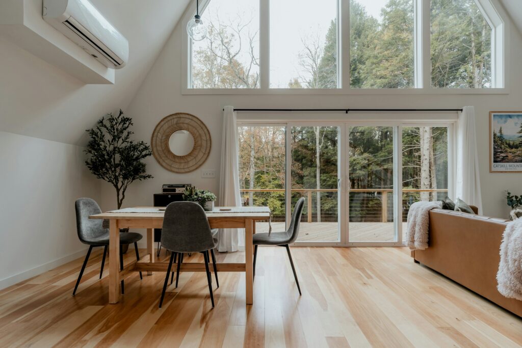 Airbnb’de kiralanabilen bir evin geniş ve modern salonu