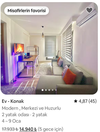 “Airbnb ilan kartında ‘Misafirlerin favorisi’ rozeti, üstü çizili eski fiyat, indirimli yeni fiyat, ilan puanı ve konaklama detaylarıyla birlikte bir salon fotoğrafı görünüyor.