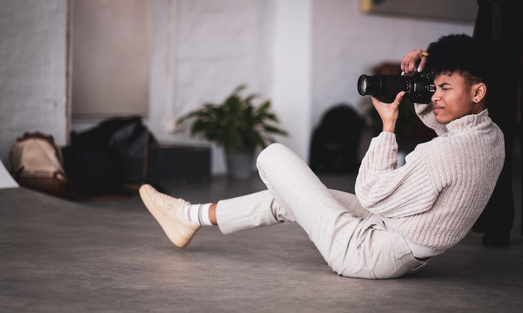 Bir iç mekanda fotoğraf çeken kişi, Airbnb ilan çekimi sürecini temsil eden görsel