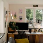 Modern ve aydınlık bir kısa dönem konaklama evinin salon ve çalışma alanı