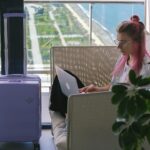 Modern bir dairede dizüstü bilgisayar ve rezervasyon planlama alanı